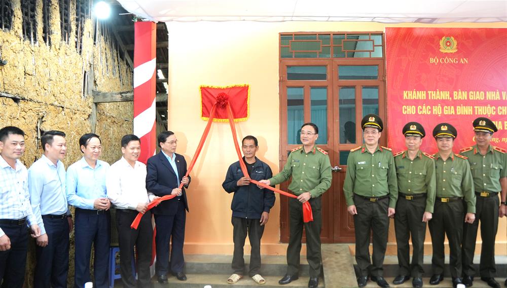Thứ trưởng Phạm Thế Tùng cùng các đại biểu và gia đình ông Tô Lục Lèn thực hiện nghi thức cắt băng khánh thành nhà mới.