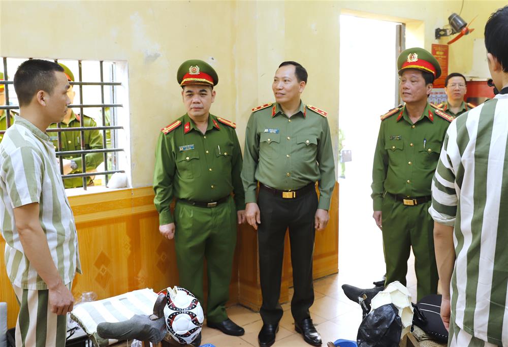 Thứ trưởng Lê Văn Tuyến kiểm tra tại phân trại số 1, Trại giam Thanh Xuân.