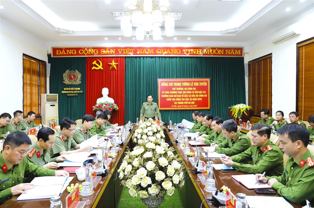 Thứ trưởng Lê Văn Tuyến chủ trì buổi kiểm tra.