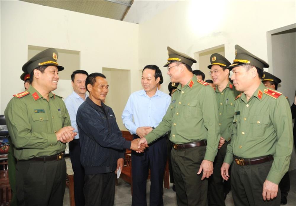 Thứ trưởng Phạm Thế Tùng cùng các đại biểu thăm quan ngôi nhà mới của gia đình ông Tô Lục Lèn.
