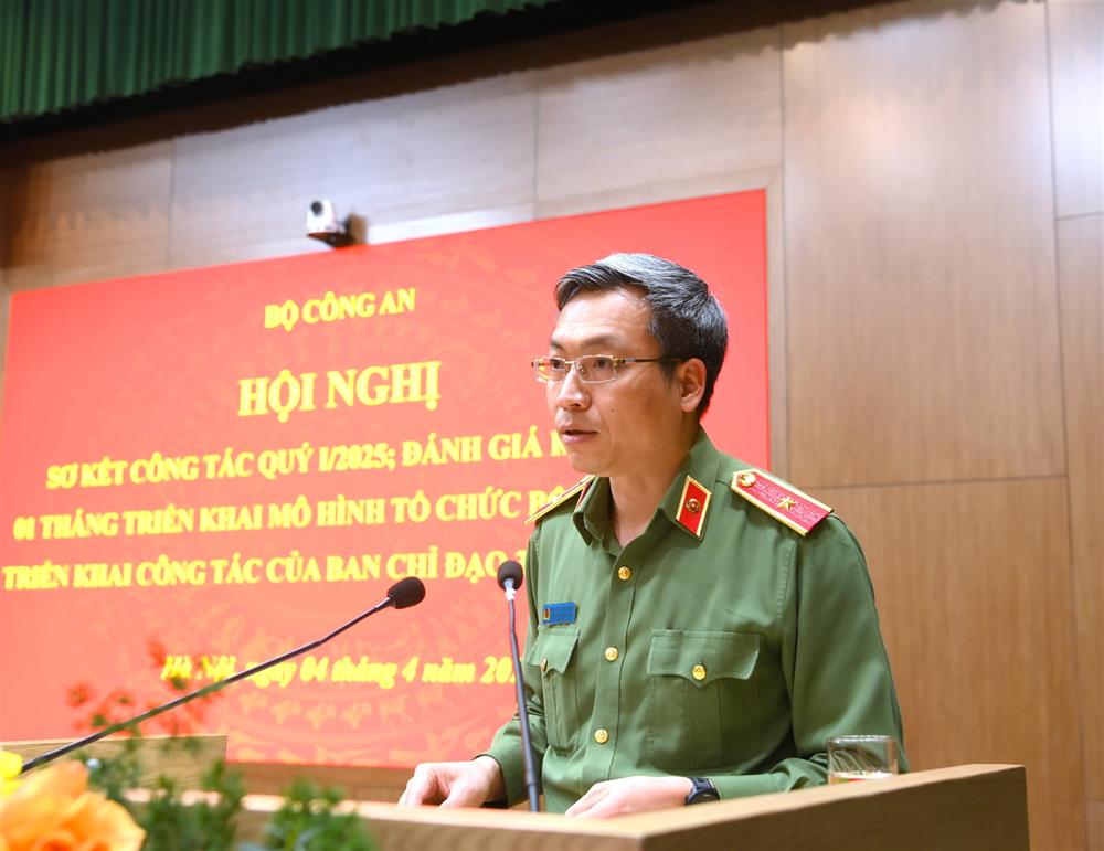 Thiếu tướng Nguyễn Quốc Toản, Chánh Văn phòng Bộ Công an trình bày báo cáo tại Hội nghị.