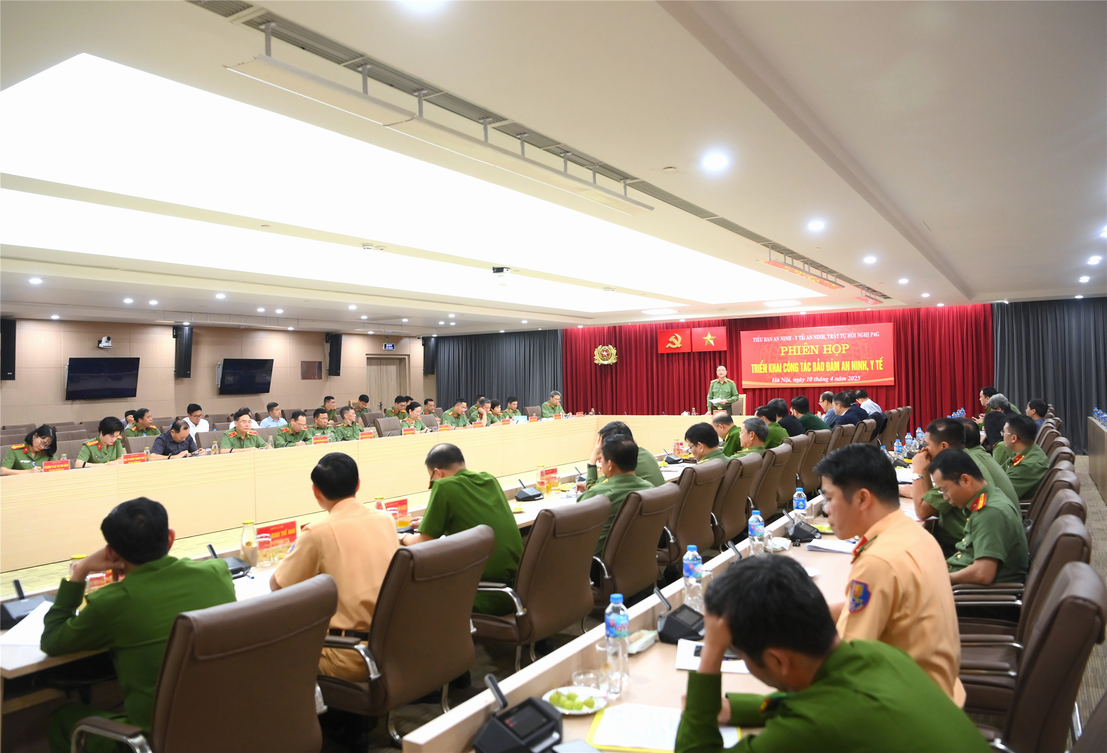 Toàn cảnh phiên họp.
