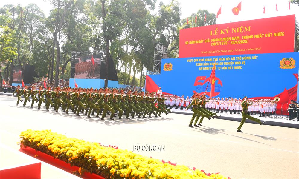 Khối lực lượng Cảnh sát nhân dân tại Tổng duyệt cấp Nhà nước Lễ Kỷ niệm 50 năm Ngày Giải phóng miền Nam, thống nhất đất nước.