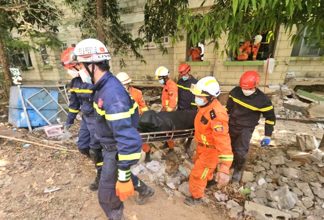 Đội cứu nạn, cứu hộ đưa thi thể nạn nhân ra ngoài.