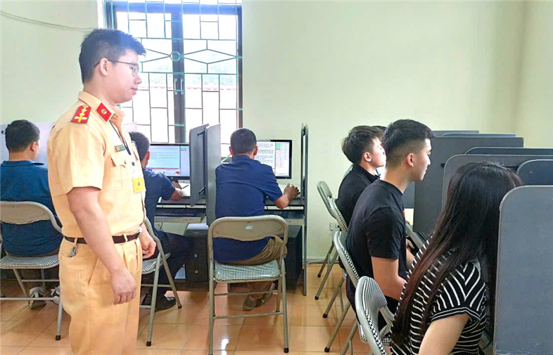 Các học viên tham gia phần thi lý thuyết.