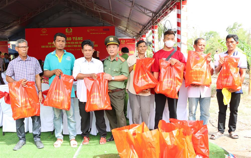 Đại tá Lê Thanh Hùng, Phó Giám đốc Công an tỉnh tặng quà các hộ dân có hoàn cảnh khó khăn.