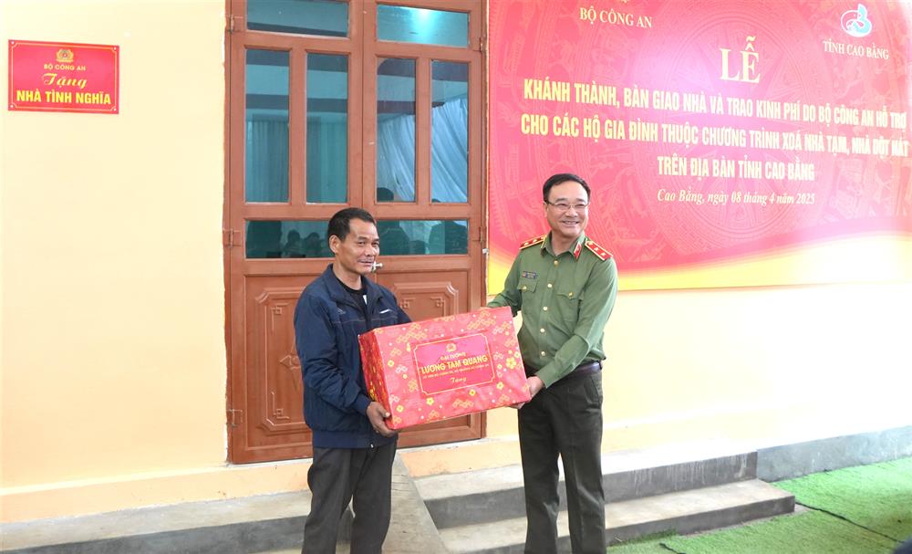 Thứ trưởng Phạm Thế Tùng trao quà của Bộ trưởng Bộ Công an tặng hộ gia đình nghèo ông Tô Lục Lèn.