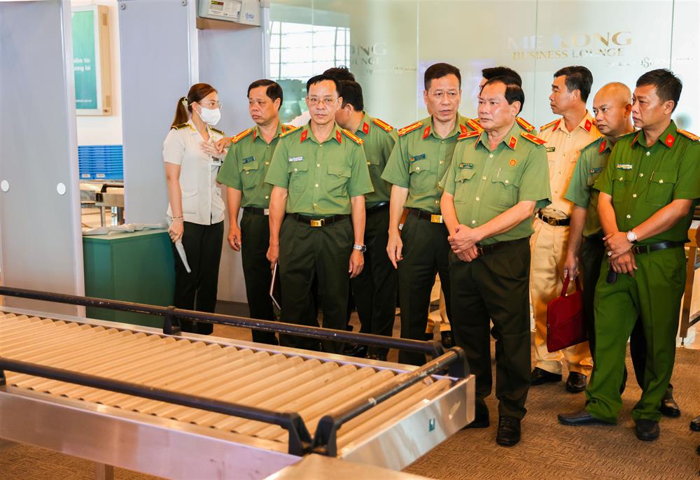 Thiếu tướng Nguyễn Văn Thuận, Giám đốc Công an thành phố khảo sát thực tế địa điểm tiếp nhận nhiệm vụ an ninh hàng không.