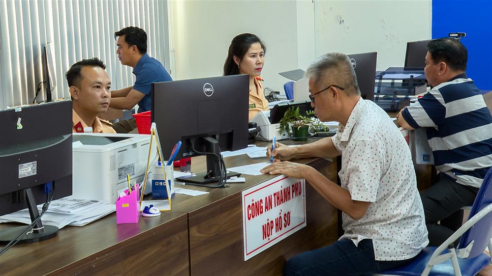 Cán bộ, chiến sĩ Công an thành phố tiếp nhận hồ sơ các thủ tục hành chính về giấy phép lái xe, lý lịch tư pháp tại Trung tâm Phục vụ hành chính công thành phố Cần Thơ.