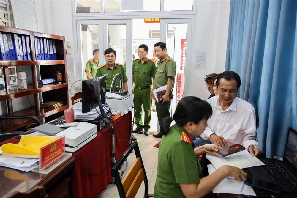 Đại tá Lê Đức Bảy, Phó Giám đốc Công an thành phố kiểm tra đột xuất việc tiếp nhận, giải quyết thủ tục hành chính tại Công an cấp xã.
