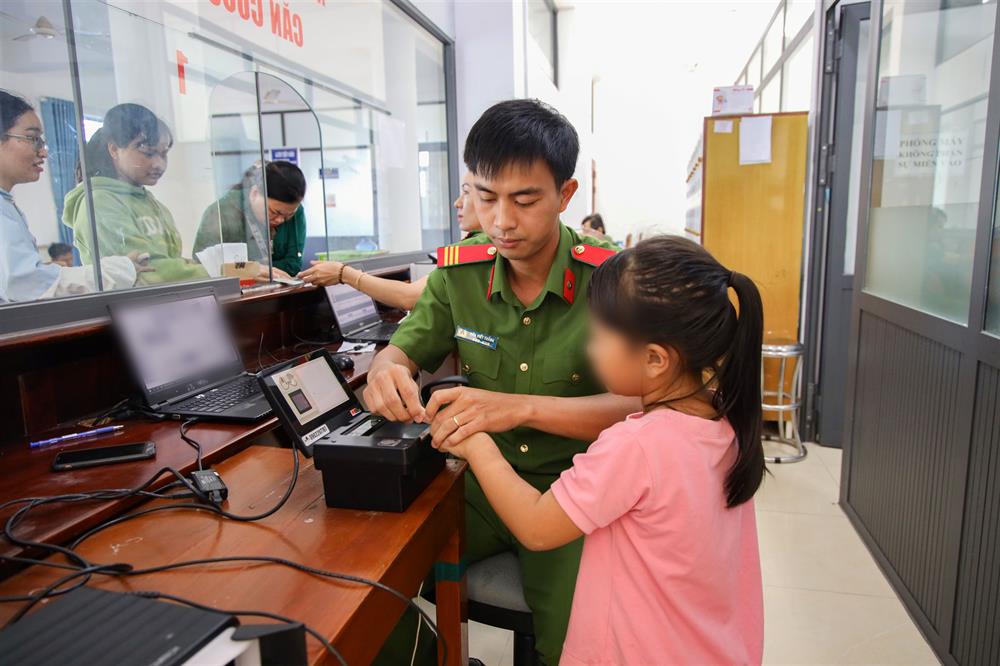 Công an cấp xã thực hiện thủ tục cấp căn cước cho người dân.