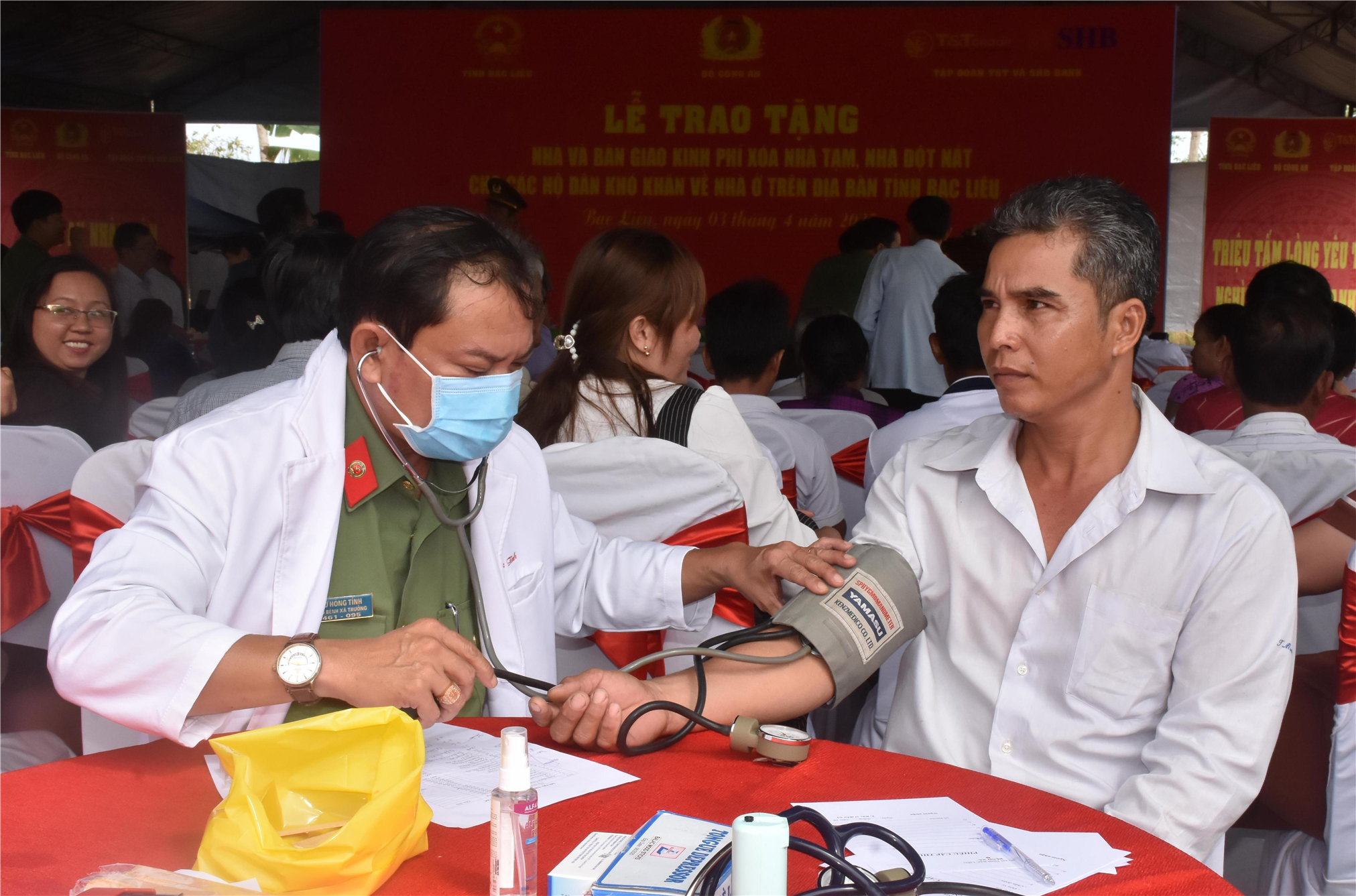 Y bác sĩ Bệnh xá Công an tỉnh Bạc Liêu tổ chức khám bệnh, cấp phát thuốc miễn phí cho bà con nhân dân.