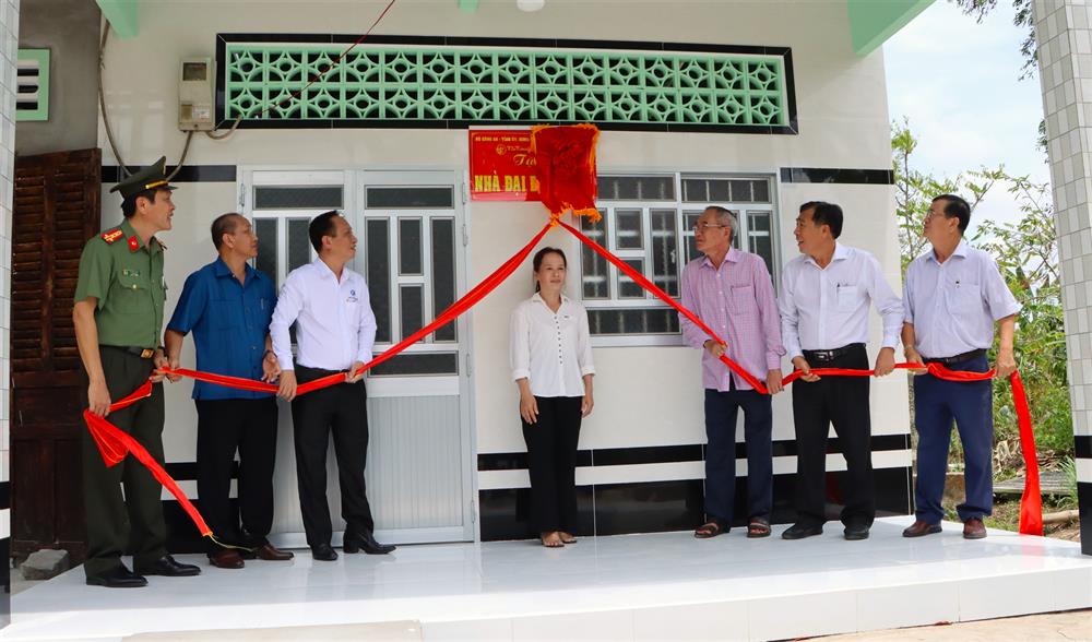 Các đại biểu thực hiện nghi thức kéo băng khánh thành nhà mẫu.