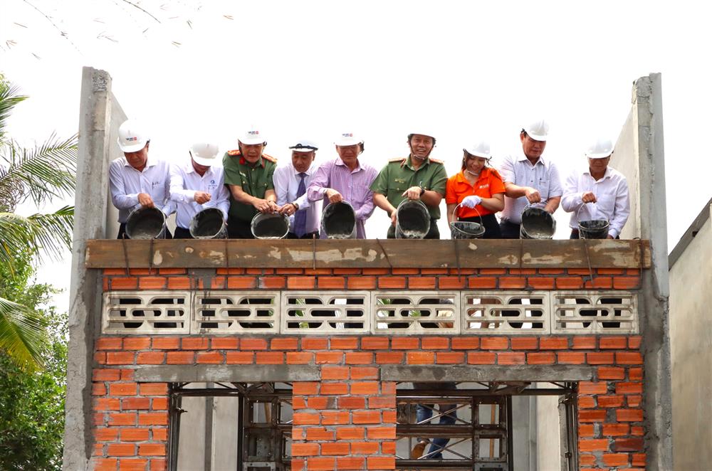 Các đại biểu thực hiện nghi thức cất nóc nhà tạm, nhà dột nát.