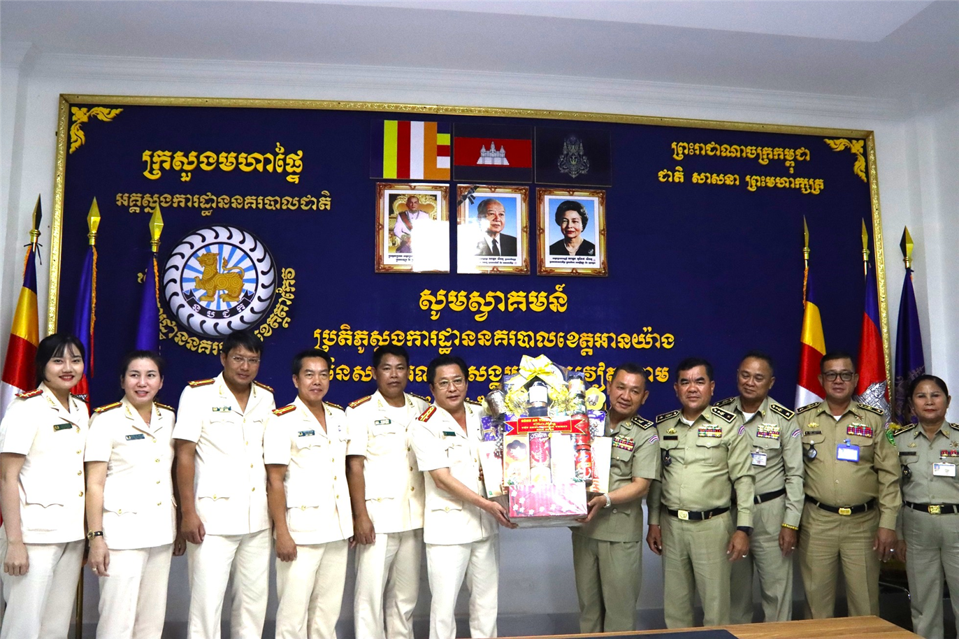 Đại tá Lâm Phước Nguyên, Giám đốc Công an tỉnh An Giang tặng quà Công an tỉnh Takeo.