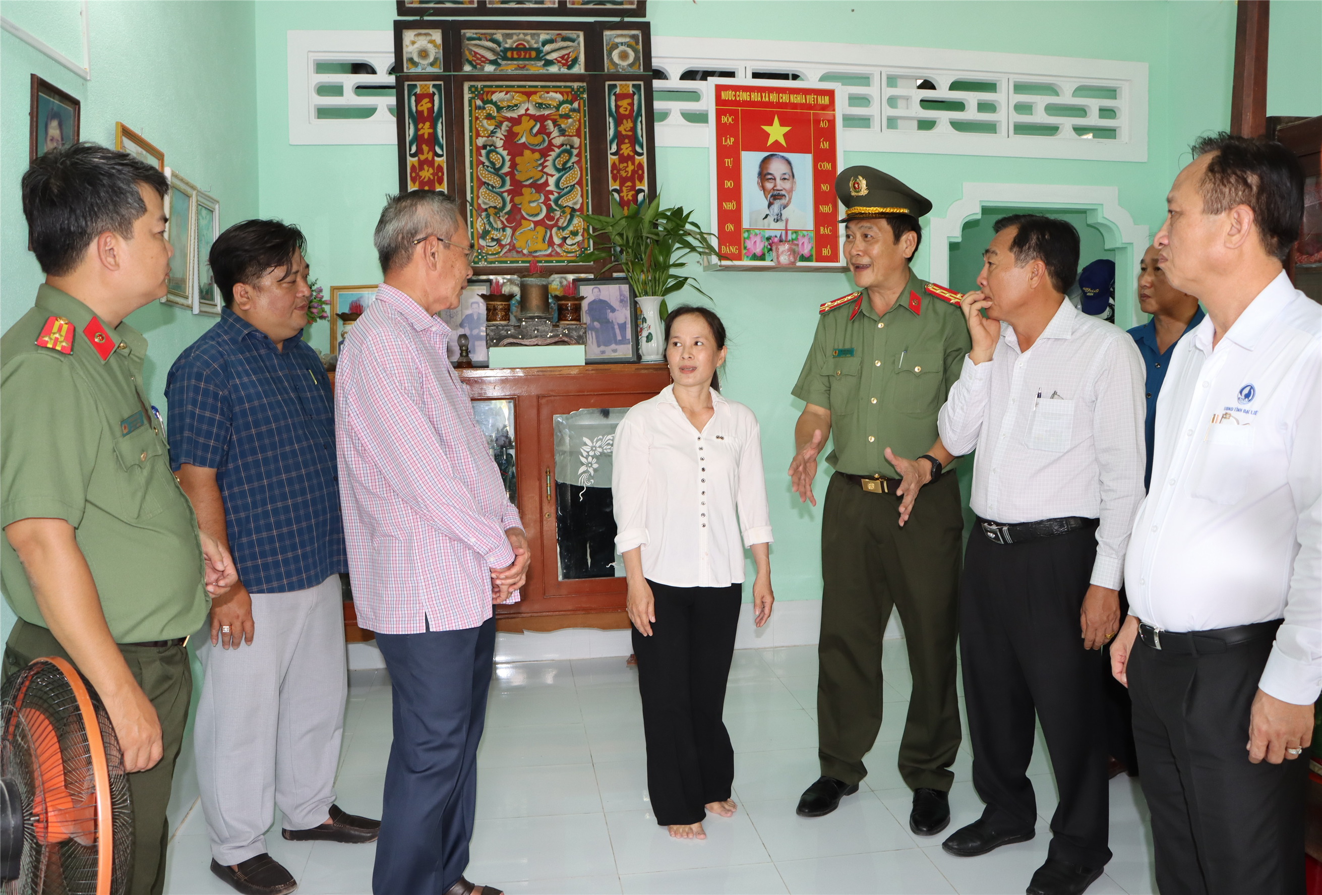 Các đại biểu tham quan nhà mẫu.