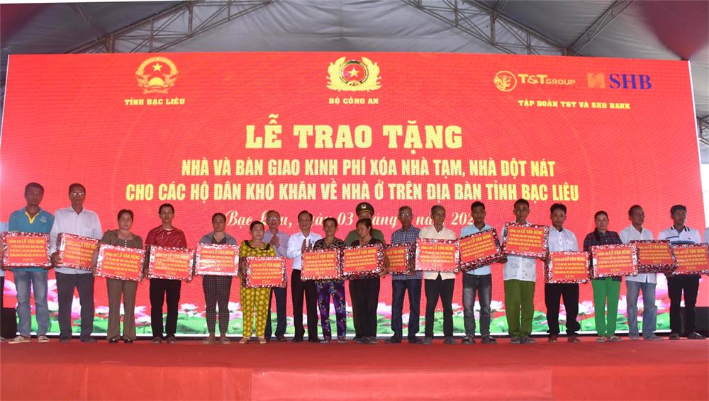 Bí thư Tỉnh ủy Lữ Văn Hùng và Chủ tịch Ủy ban nhân dân tỉnh Phạm Văn Thiều tặng quà các hộ nghèo trên địa bàn tỉnh.