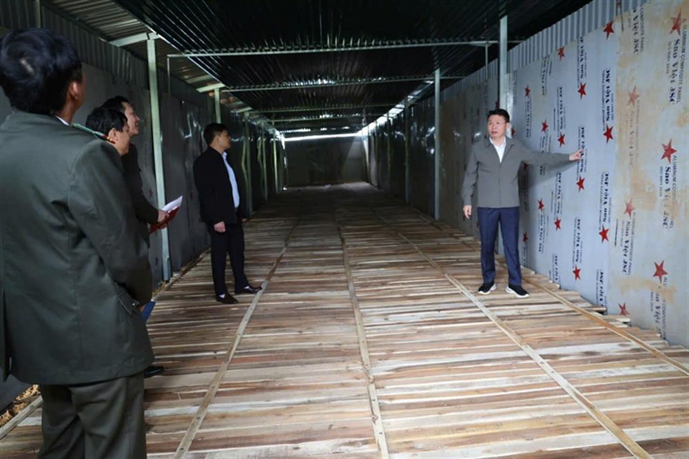 Đại tá Nguyễn Minh Tuấn, Giám đốc Công an tỉnh cùng lãnh đạo một số đơn vị nghiệp vụ Công an tỉnh trực tiếp kiểm tra tại thực địa.