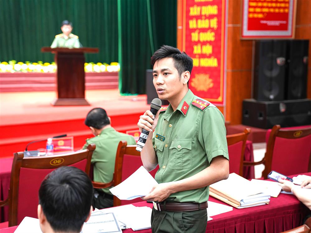 Cán bộ Phòng Tổ chức cán bộ giải đáp các vướng mắc của Công an các đơn vị, địa phương trong công tác tuyển sinh năm 2025.