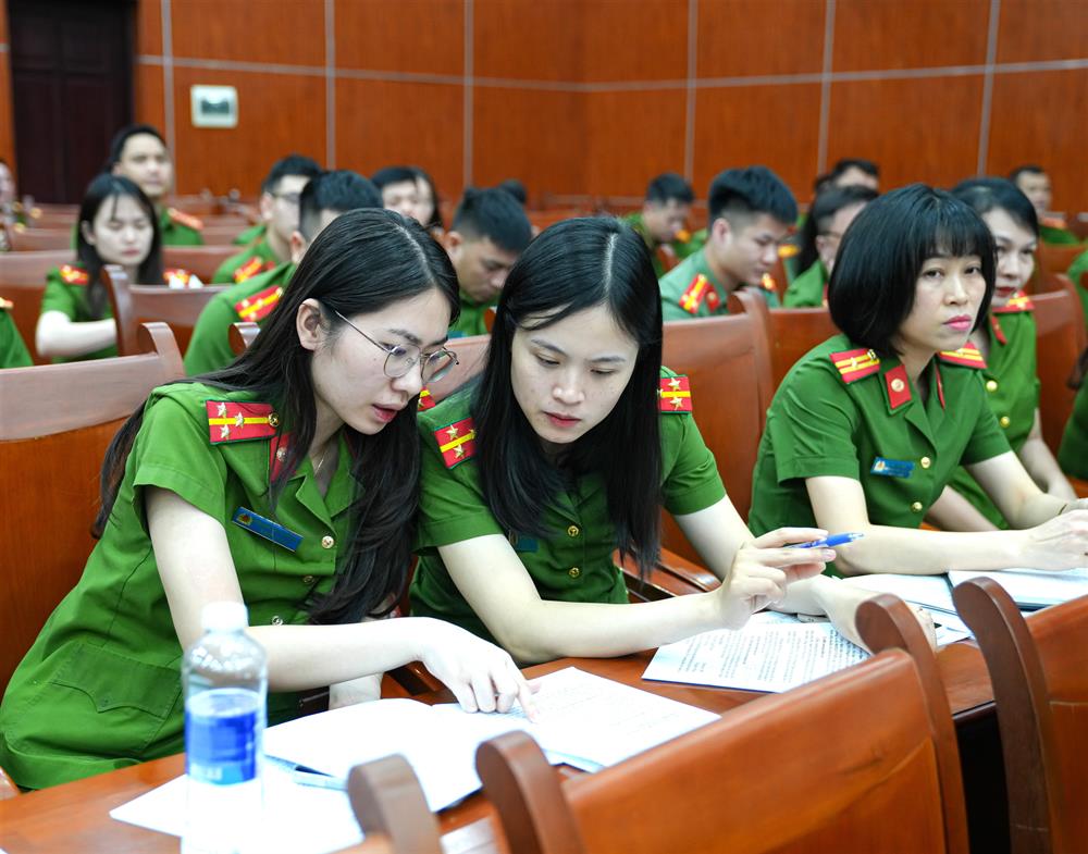: Cán bộ thực hiện công tác tuyển sinh của các đơn vị cùng nhau trao đổi, chia sẻ những điểm mới trong công tác tuyển sinh Công an nhân dân năm 2025.
