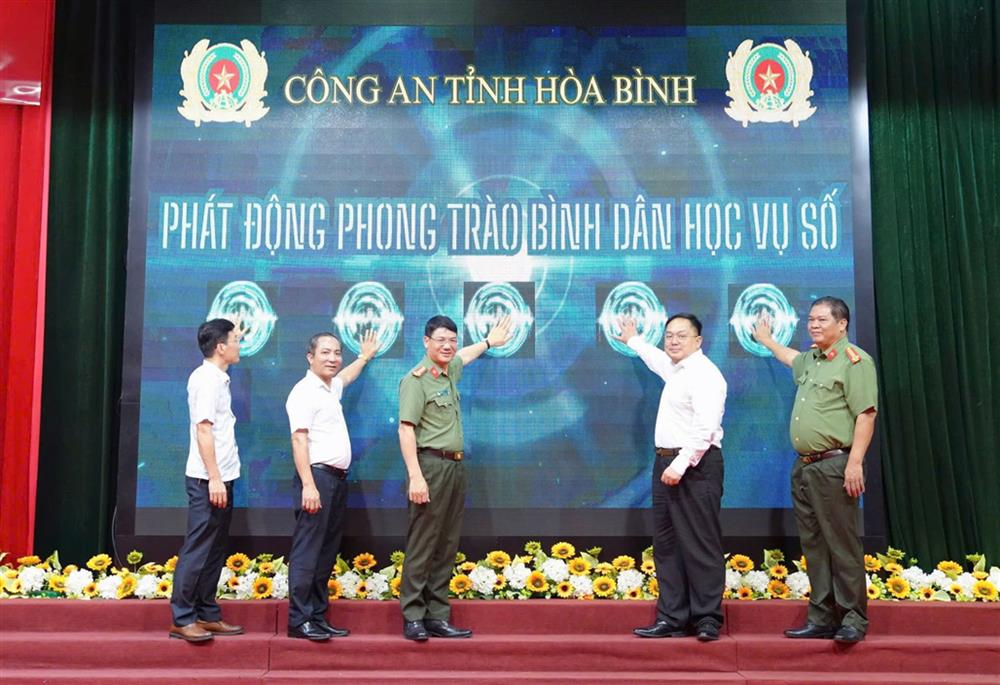 Các đồng chí lãnh đạo, đại biểu thực hiện nghi thức bấm nút phát động phong trào.