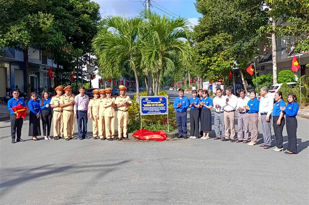 Các đại biểu cắt băng khánh thành và ra mắt công trình thanh niên “Đường cờ Tổ quốc”.