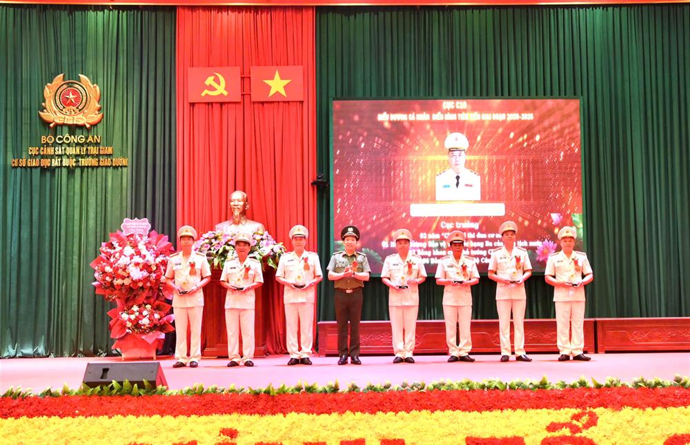 Thứ trưởng Lê Văn Tuyến trao biểu trưng điển hình tiên tiến tặng lãnh đạo Cục Cảnh sát QLTG, CSGDBB, TGD.
