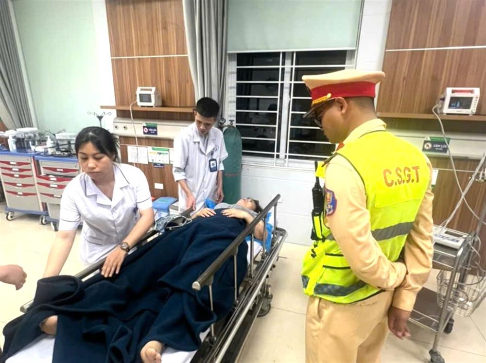 Tổ công tác Trạm CSGT Diễn Châu đưa chị N.T.L. đến bệnh viện cấp cứu.