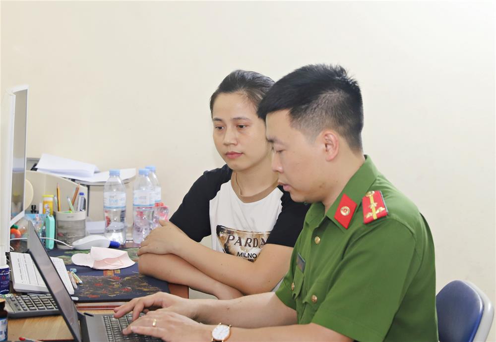 Cơ quan Công an lấy lời khai ban đầu đối tượng Trần Thị Hoa.