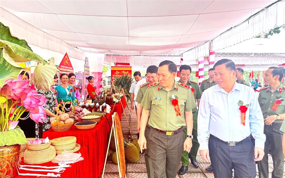 Thứ trưởng Lê Văn Tuyến và đồng chí Đinh Công Sứ, Phó Chủ tịch Ủy ban nhân dân tỉnh Hòa Bình thăm quan gian hàng sản phẩm OCOP của nhân dân địa phương.