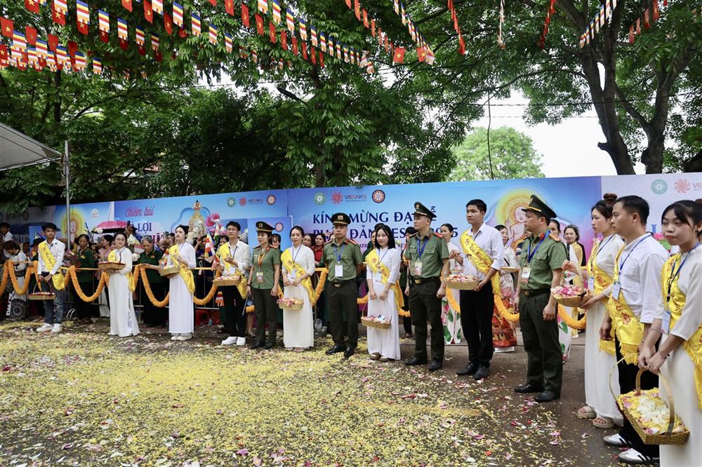Lực lượng Công an bảo đảm an ninh, trật tự cho các các hoạt động đón rước và tôn trí Xá lợi Phật tại tỉnh Bắc Giang.