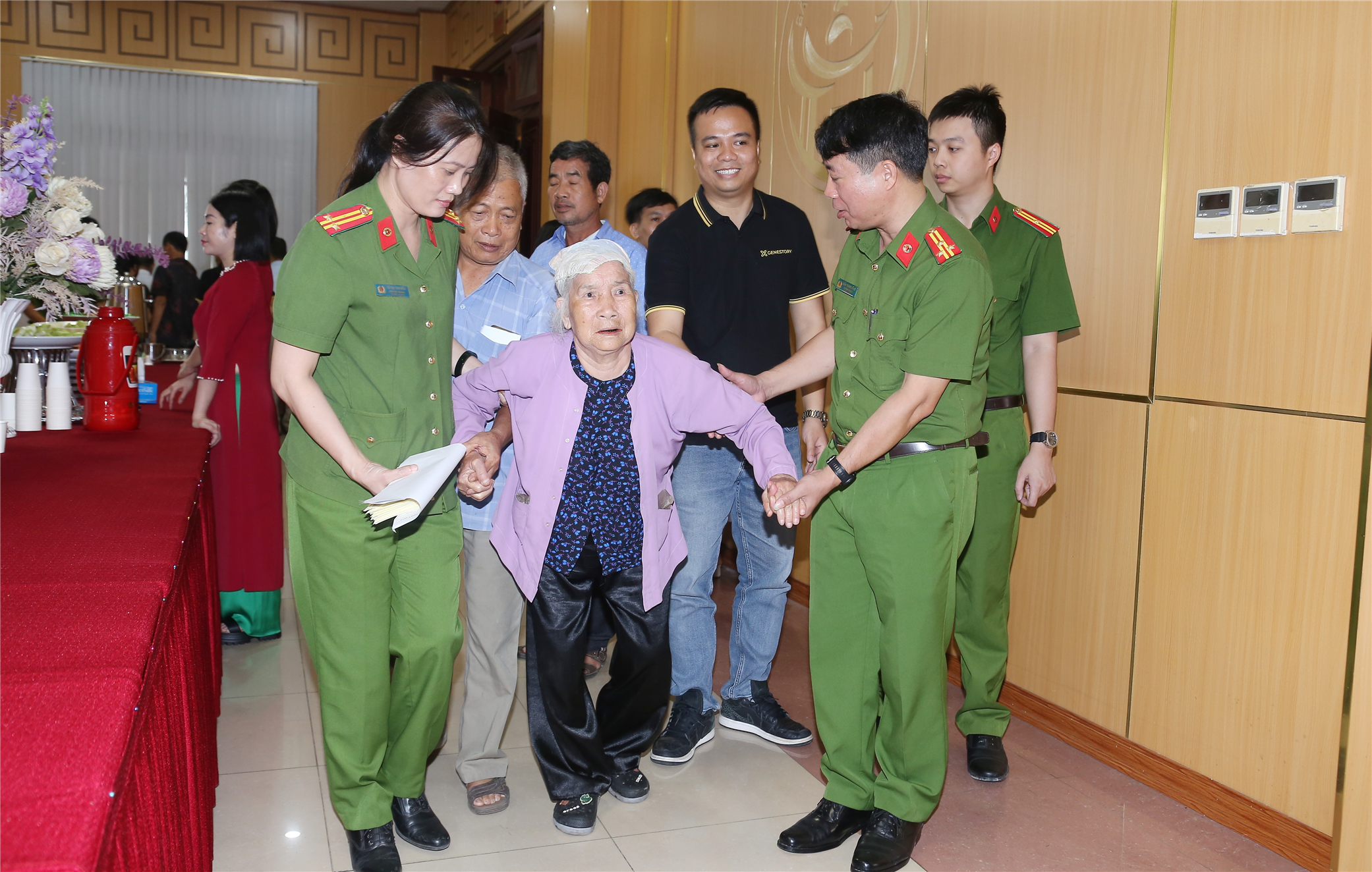 Lực lượng Công an hỗ trợ thân nhân liệt sĩ thu nhận mẫu ADN.