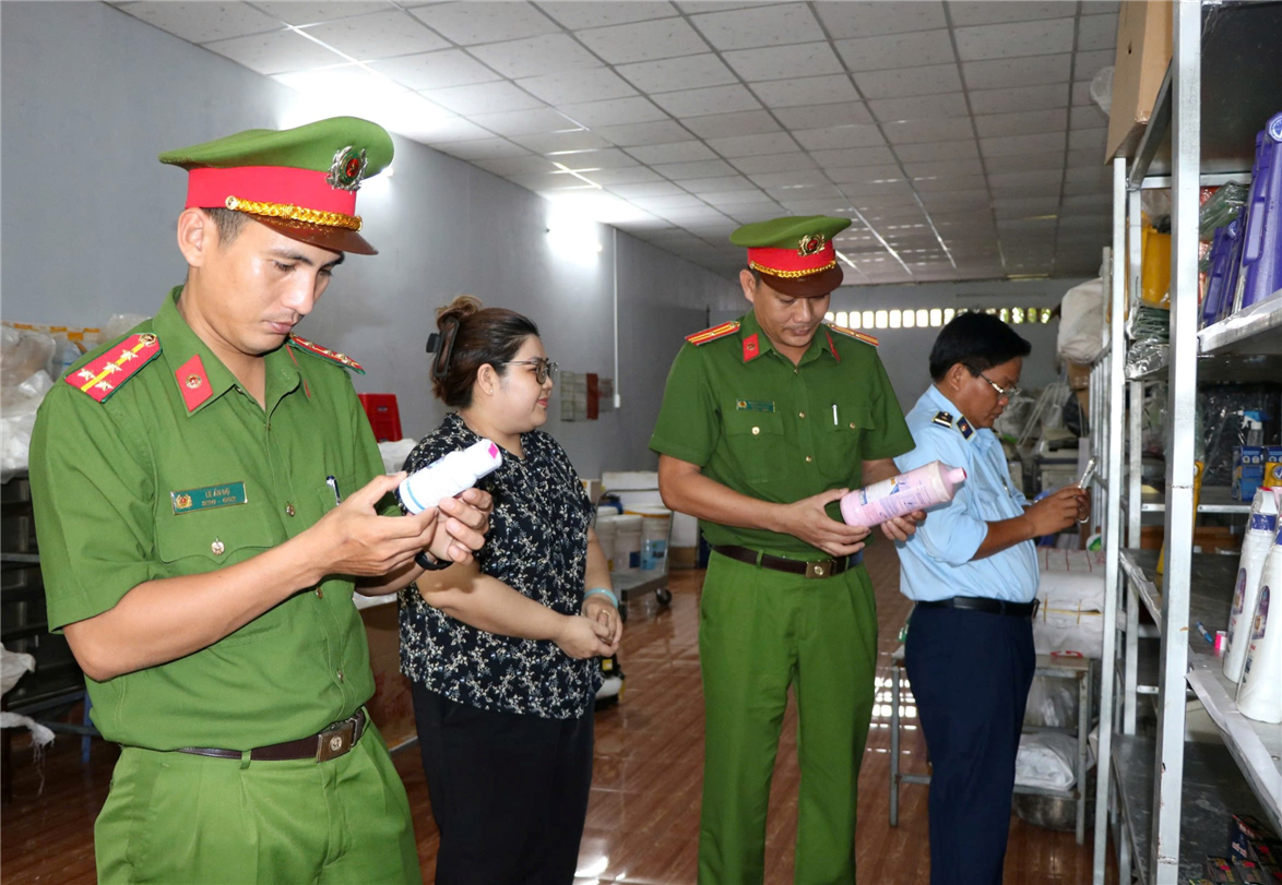 Kiểm tra thực tế cơ sở kinh doanh hàng hoá.