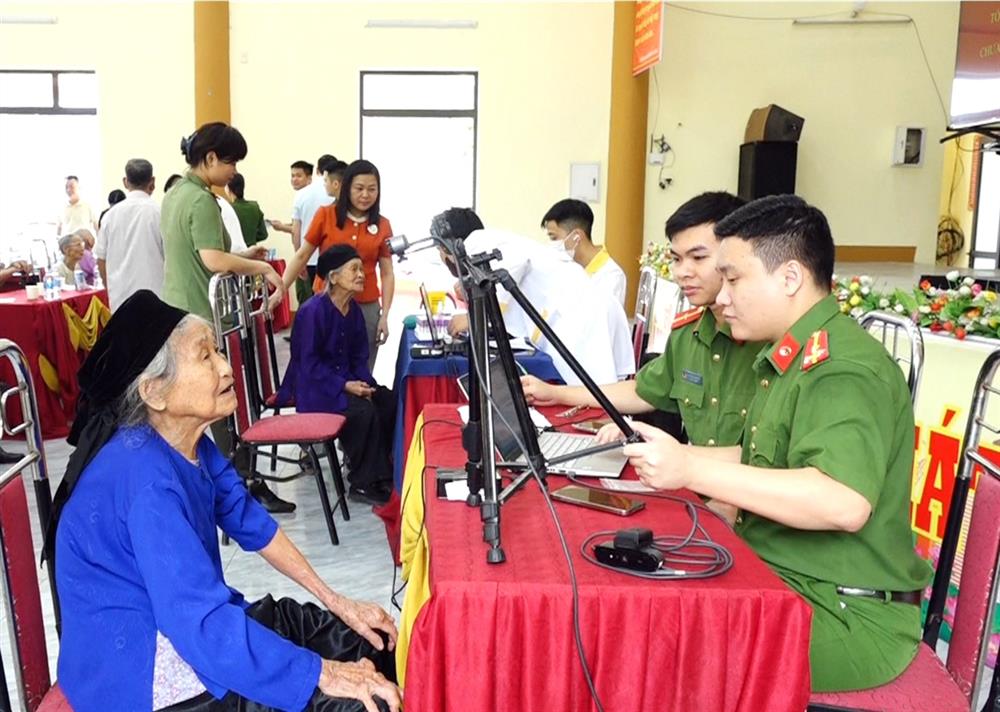Công an tỉnh Thái Nguyên phối hợp với các đơn vị liên quan tổ chức thu nhận mẫu ADN cho thân nhân liệt sỹ chưa xác định danh tính trên địa bàn 