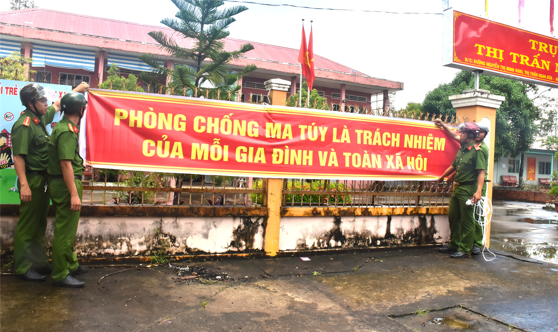 Lực lượng Công an treo khẩu hiệu tuyên truyền phòng, chống ma túy.