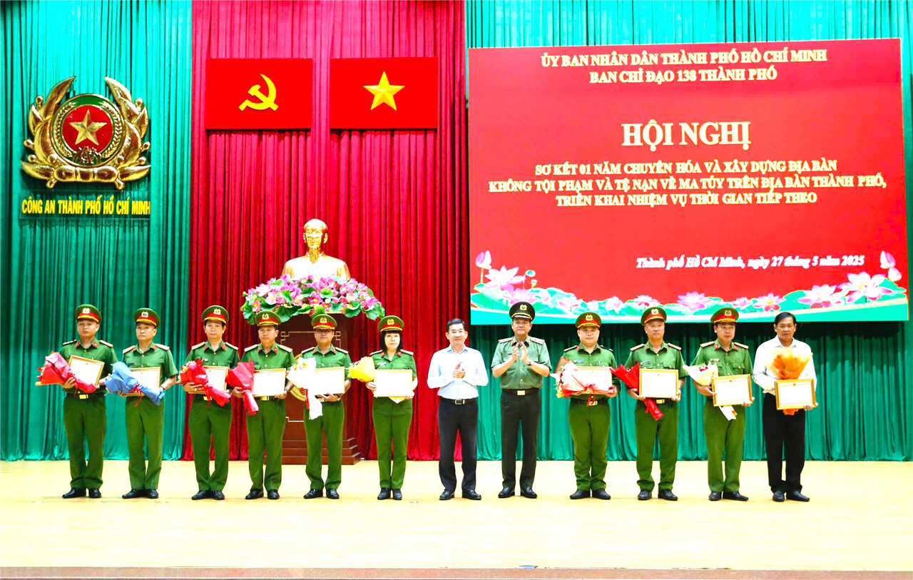 Các tập thể, cá nhân đạt thành tích xuất sắc được nhận khen thưởng.