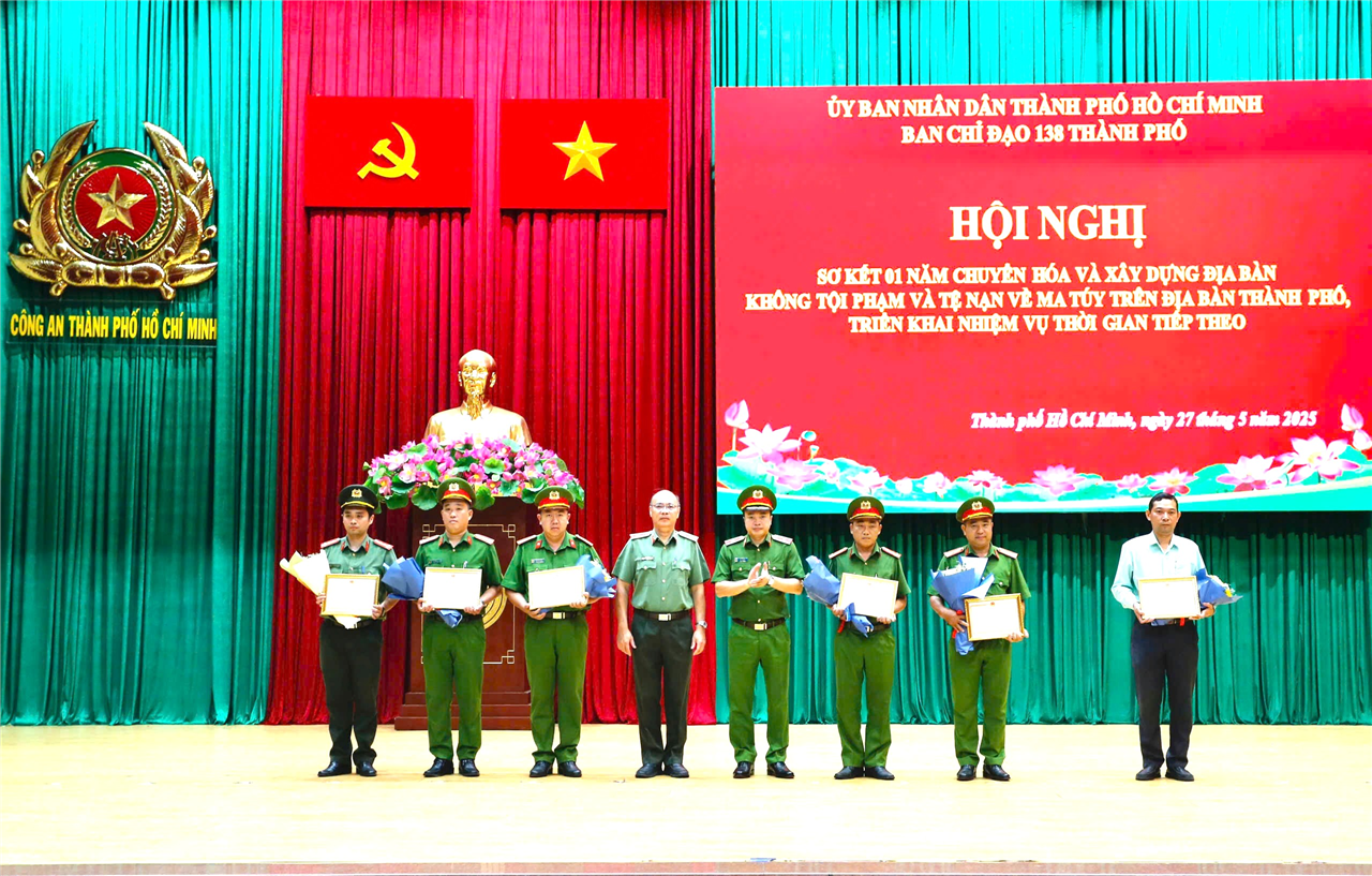 Các tập thể, cá nhân đạt thành tích xuất sắc được nhận khen thưởng.