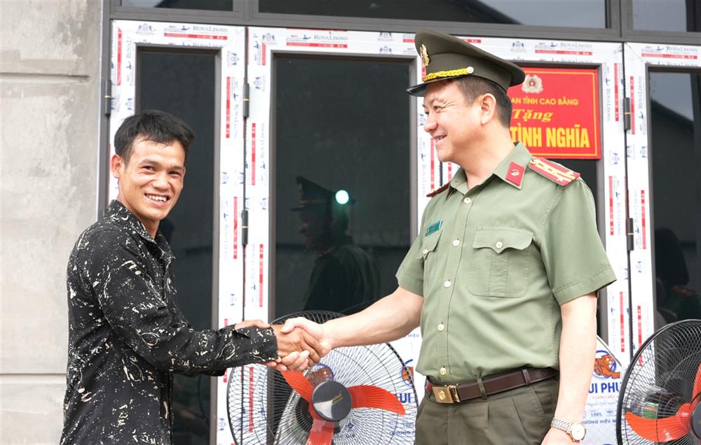 Đại tá Sầm Minh Hồ, Phó Giám đốc Công an tỉnh thăm hỏi, gửi lời chúc mừng tới các gia đình có ngôi nhà mới.