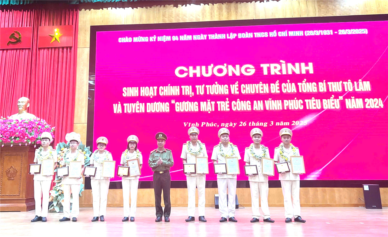 Đại úy Lê Huy Thắng (đứng thứ 3 từ bên phải sang) được vinh dự nhận giải thưởng “Gương mặt trẻ Công an Vĩnh Phúc tiêu biểu” năm 2024.