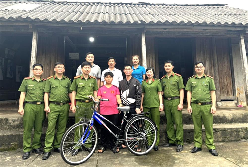 Công an xã Xuân An trao 01 xe đạp tặng cháu Triệu Văn Hưng.