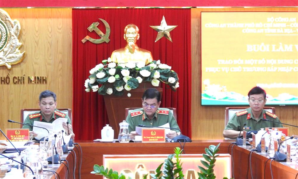 Các đồng chí Giám đốc Công an 03 địa phương chủ trì buổi làm việc.
