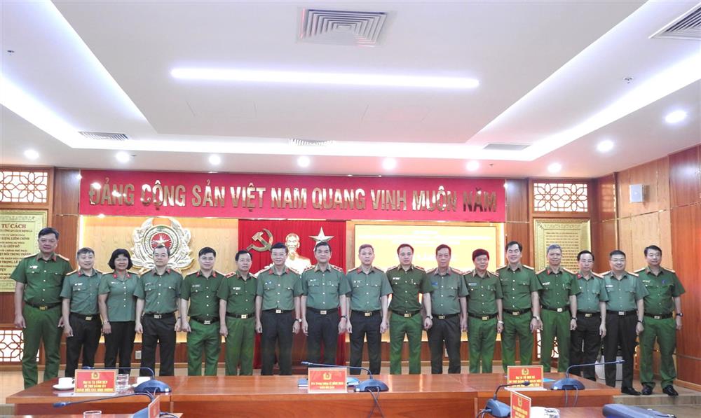 Các đại biểu dự buổi làm việc.