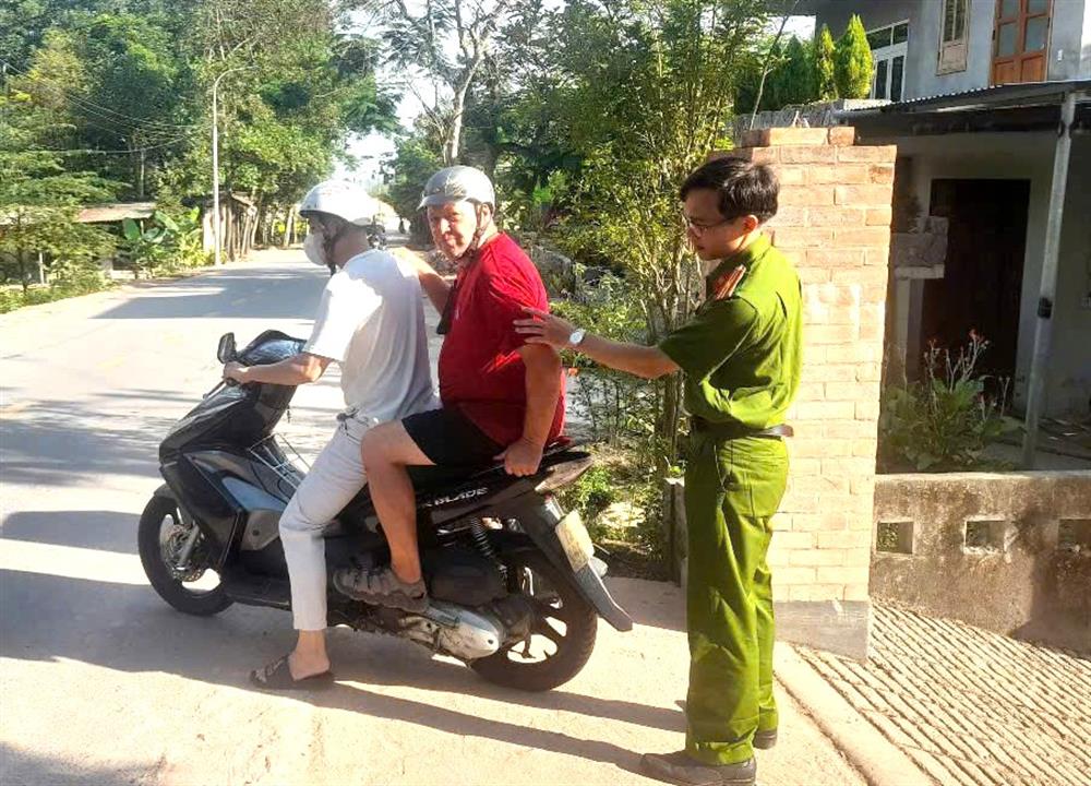 Lực lượng Công an hỗ trợ đưa ông Kelly Grant Norman về với người thân.