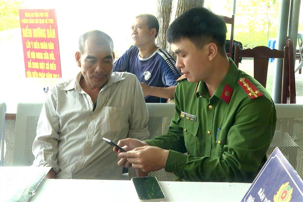 Công an tỉnh Phú Thọ triển khai các Tổ công tác tại các điểm tiếp dân trên địa bàn thành phố Việt Trì nhằm hỗ trợ, hướng dẫn công dân đóng góp ý kiến thông qua nền tảng số VNeID vào Dự thảo sửa đổi, bổ sung Hiến pháp năm 2013.