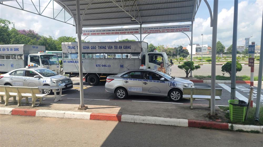 Công an tỉnh An Giang tổ chức kỳ sát hạch, cấp giấy phép lái xe cho 228 học viên. 
