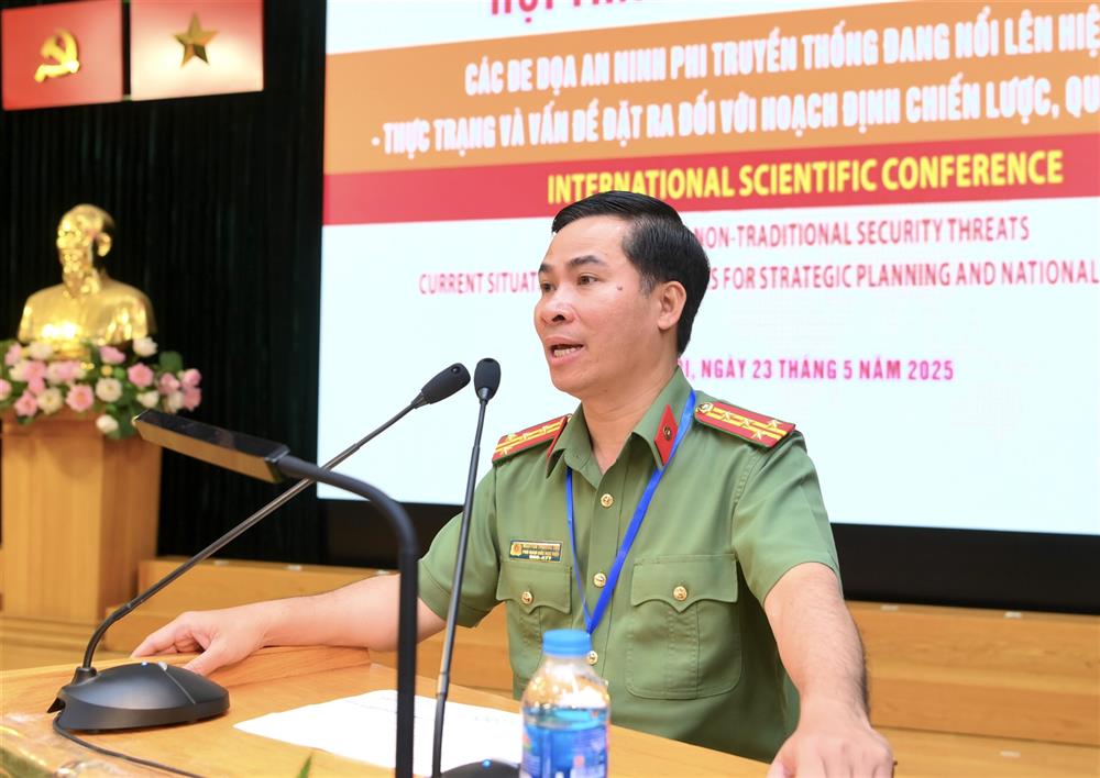 Đại tá, GS.TS Nguyễn Trường Thọ, Phó Giám đốc Học viện An ninh nhân dân điều hành tham luận tại Hội thảo.