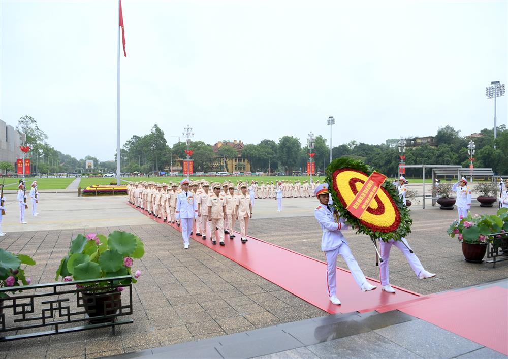 Đoàn đại biểu Đảng ủy Công an Trung ương, Bộ Công an vào Lăng viếng Chủ tịch Hồ Chí Minh