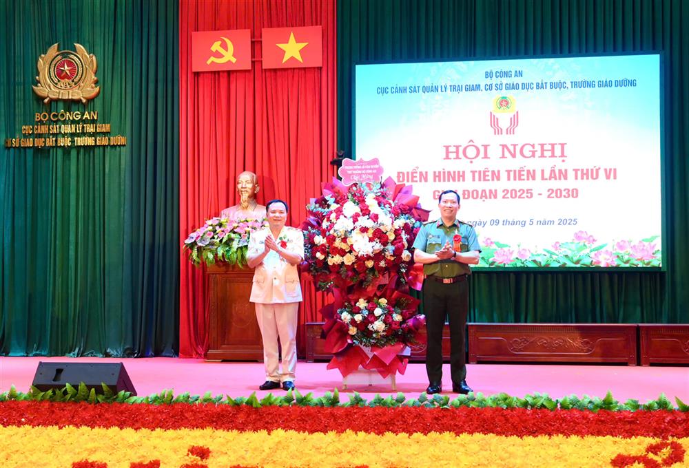Thứ trưởng Lê Văn Tuyến tặng hoa chúc mừng Cục Cảnh sát QLTG, CSGDBB, TGD nhân dịp tổ chức Hội nghị.
