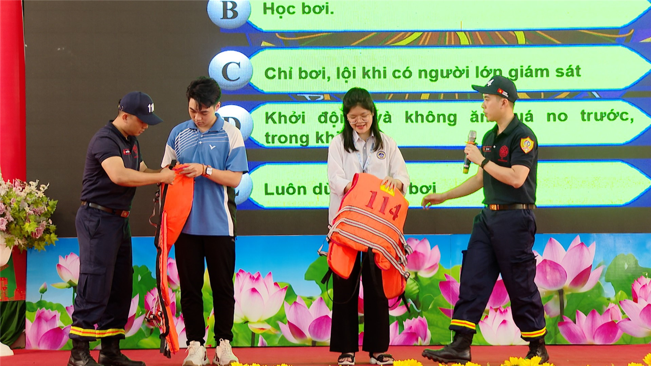 Đoàn viên thanh niên Phòng Cảnh sát PCCC&CNCH tuyên truyền kỹ năng phòng, chống đuối nước cho học sinh Trường THPT chuyên Chu Văn An.