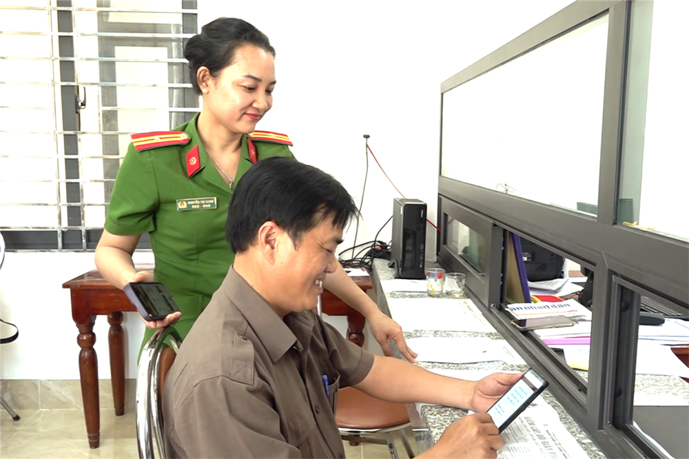 Cán bộ Công an hướng dẫn góp ý dự thảo sửa đổi hiến pháp tại các điểm truy cập công nghệ cộng đồng.